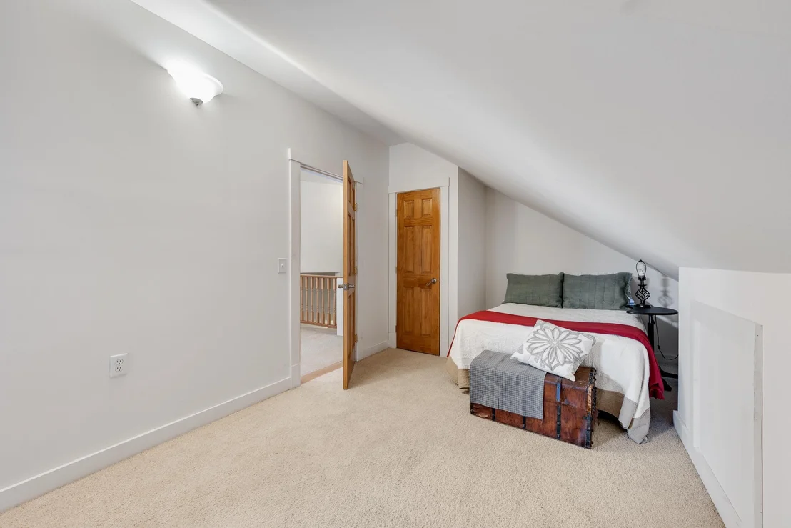 Photo of 1012 Hallstrom