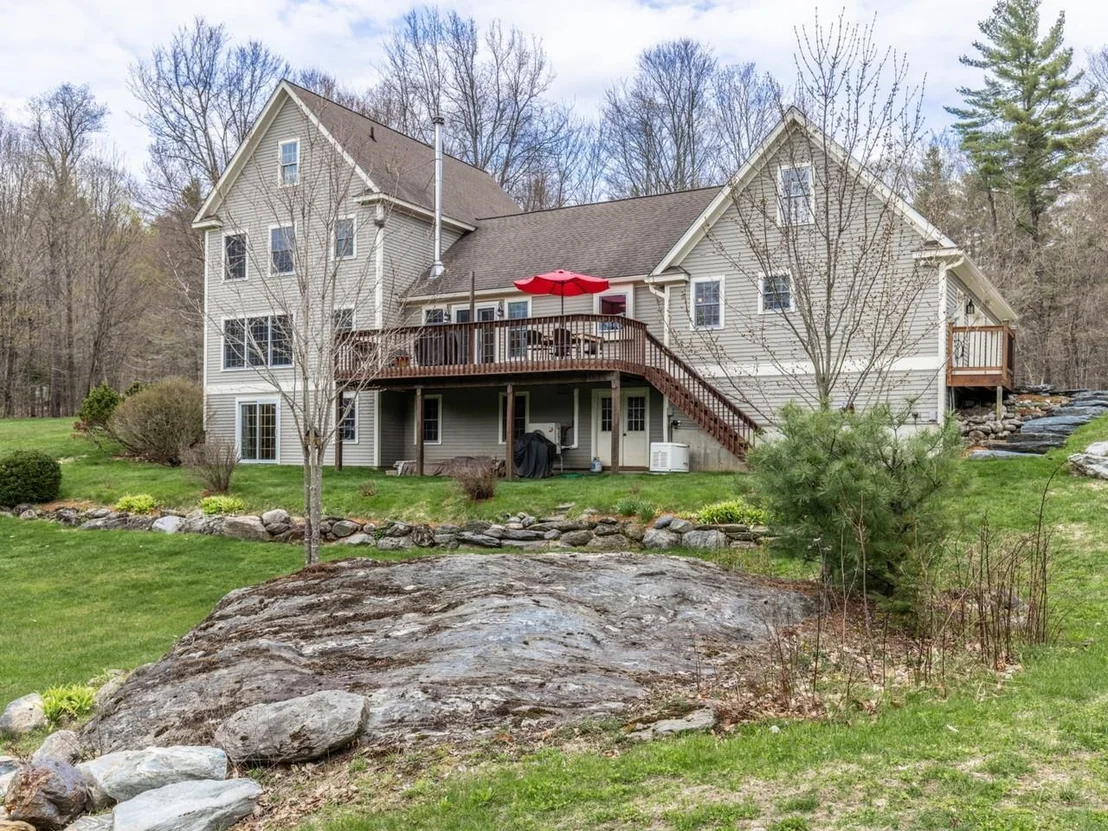 Photo of 880 Stonefence