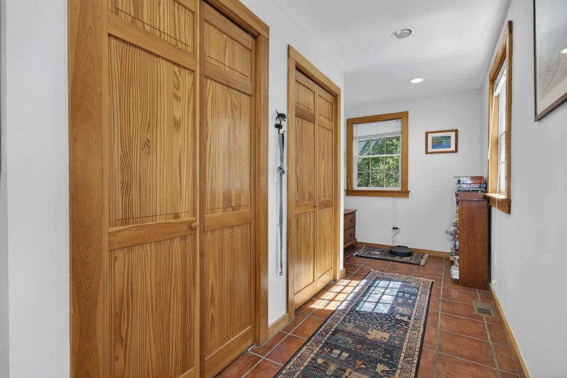 Photo of 2221 Valley