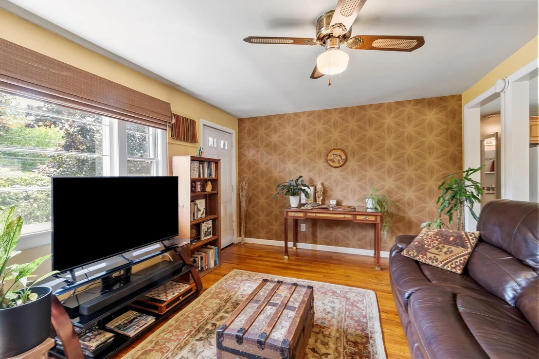 Photo of 654 Daniel Webster