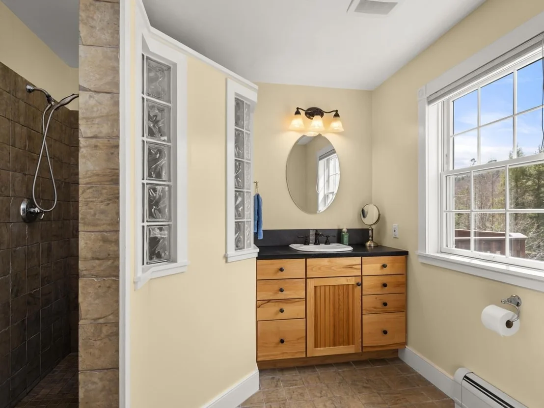 Photo of 880 Stonefence
