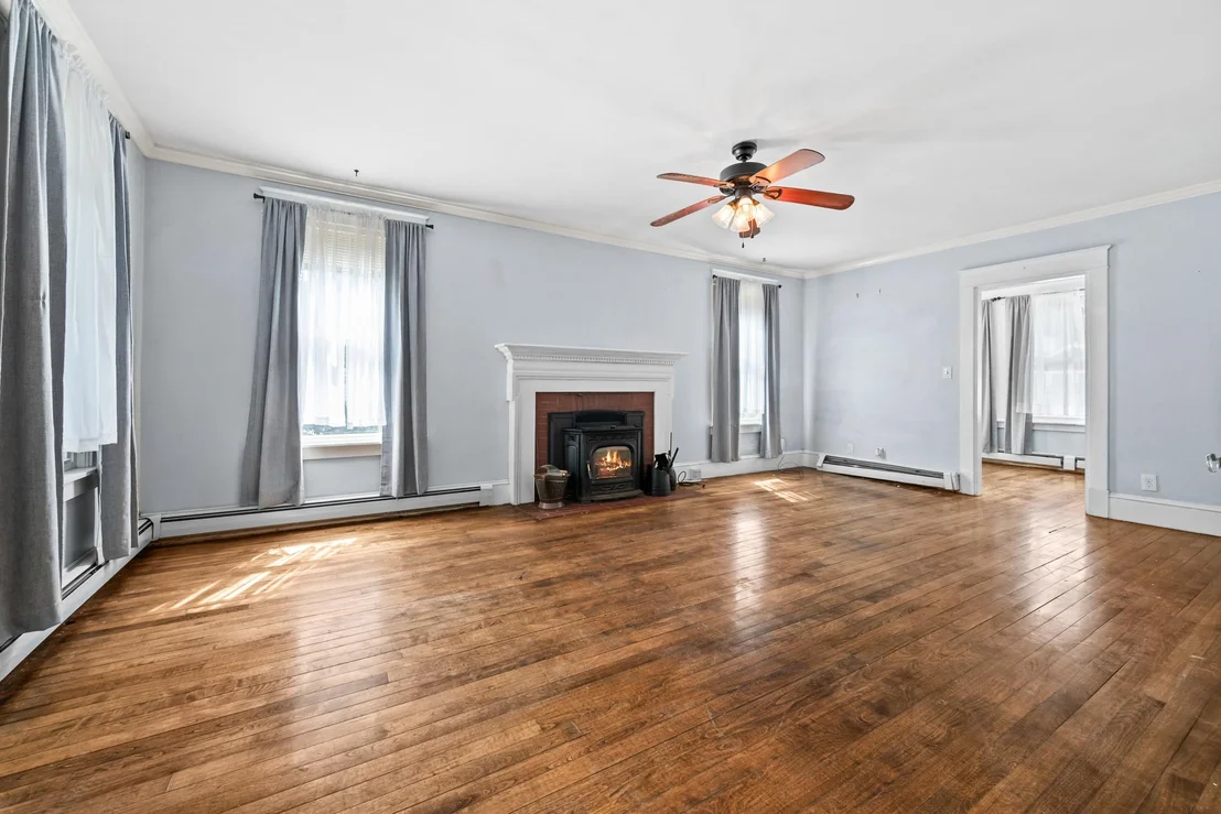 Photo of 2069 Riverside