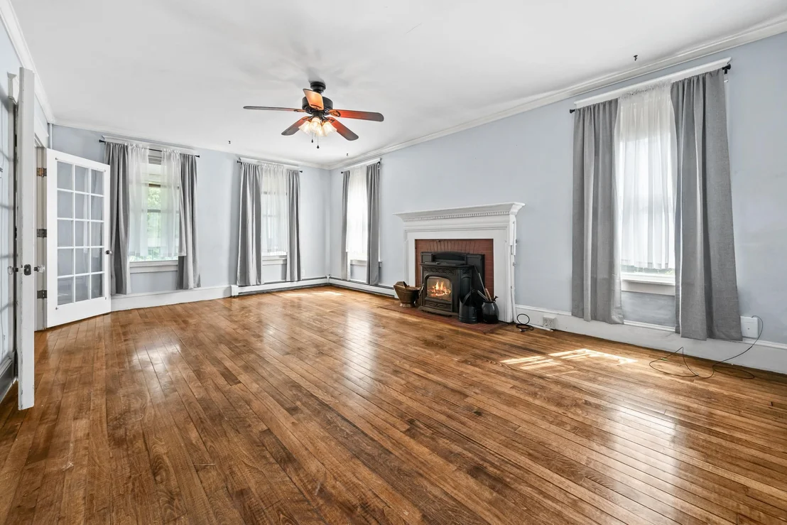 Photo of 2069 Riverside