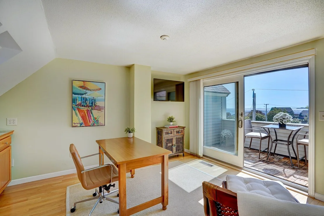 Photo of Unit 27 at 989 Ocean