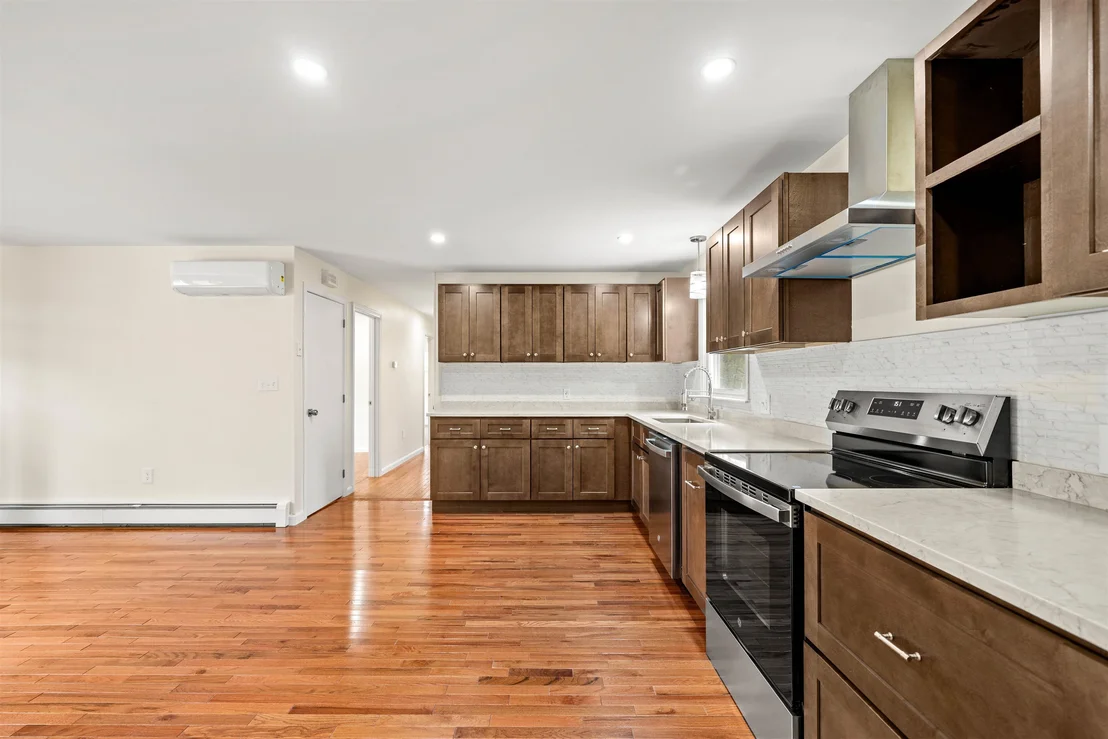 Photo of 6 Colonial