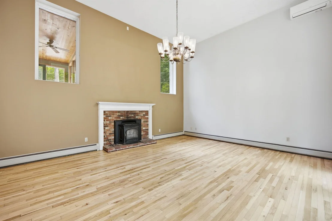 Photo of 135 Lower Straw