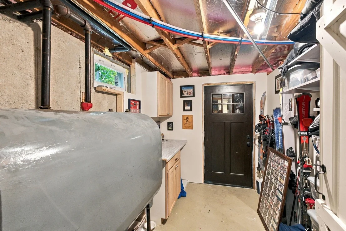 Photo of 9 Holt