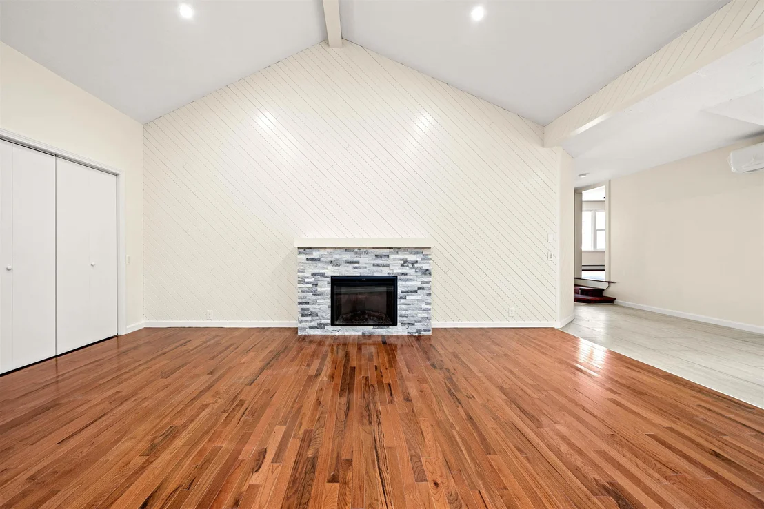 Photo of 6 Colonial