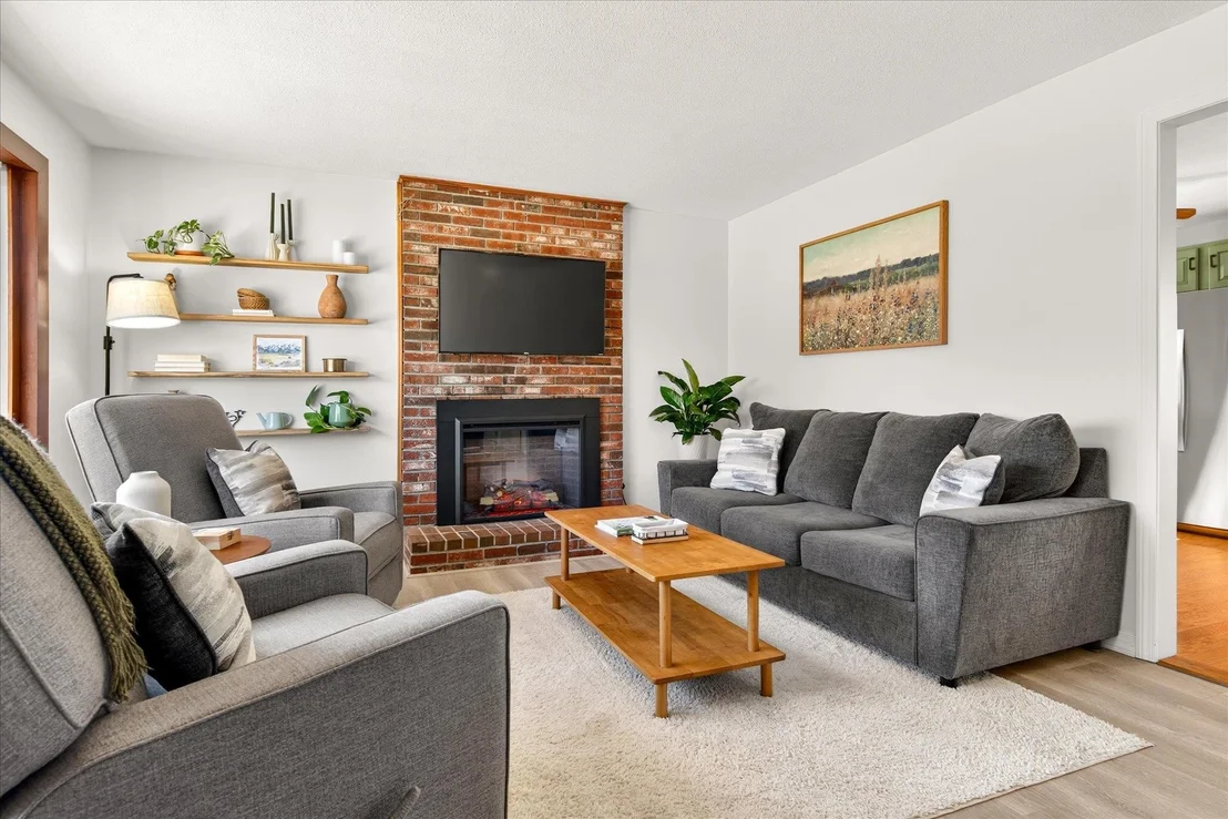 Photo of 681 Colonial