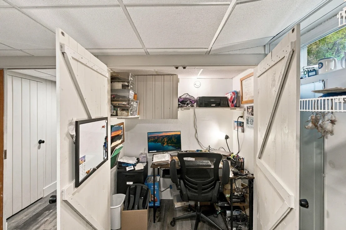 Photo of 9 Holt