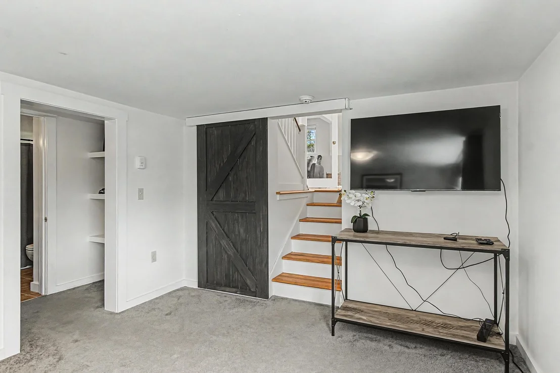 Photo of 1061 Weeks Hill