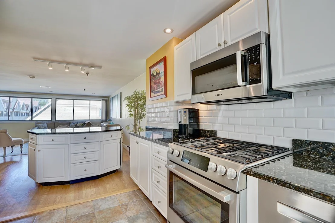 Photo of Unit 27 at 989 Ocean