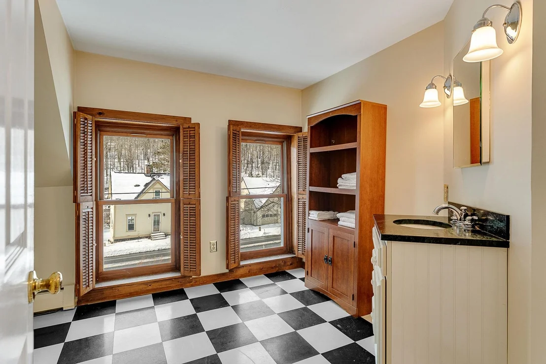 Photo of 565 Main