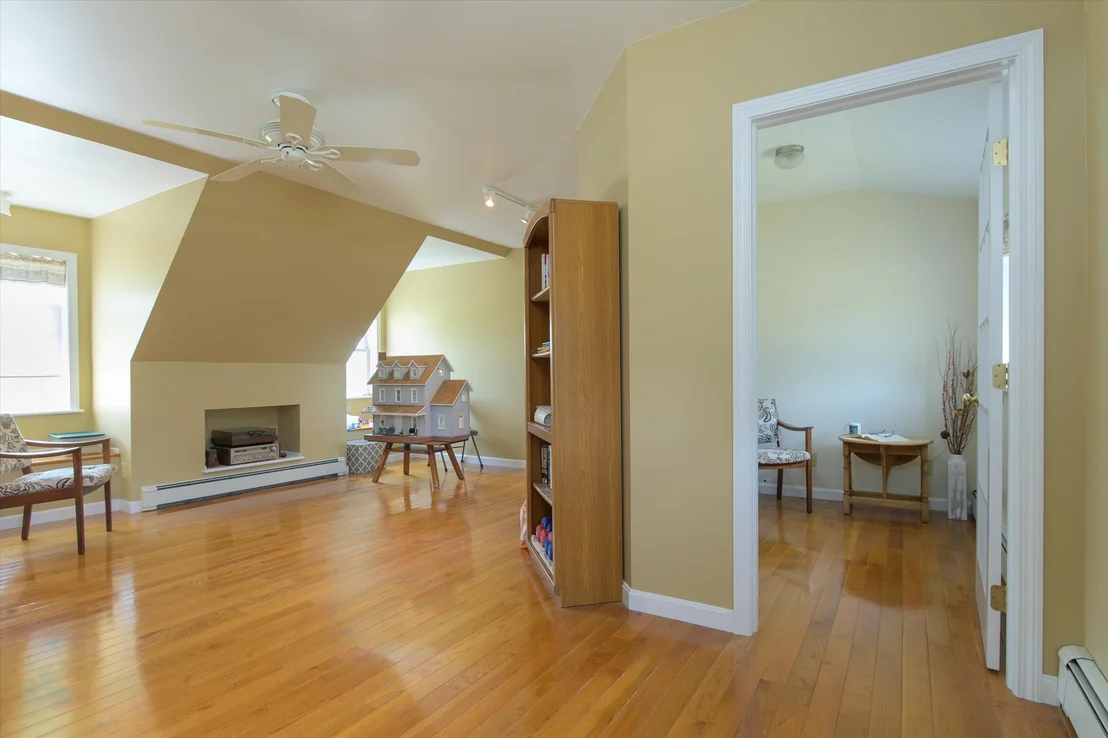 Photo of 2291 Bronson