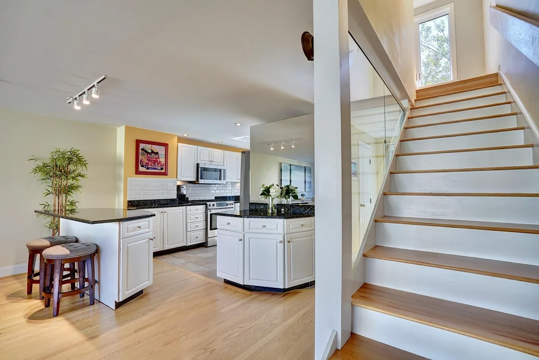 Photo of Unit 27 at 989 Ocean