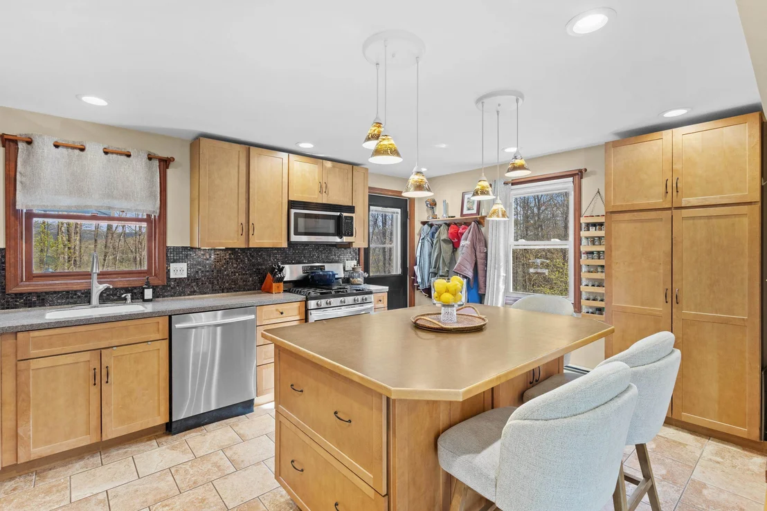Photo of 345 Davison