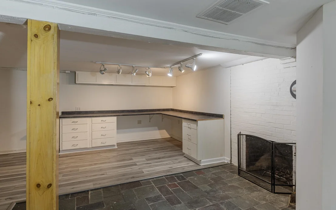 Photo of 5 West Diane