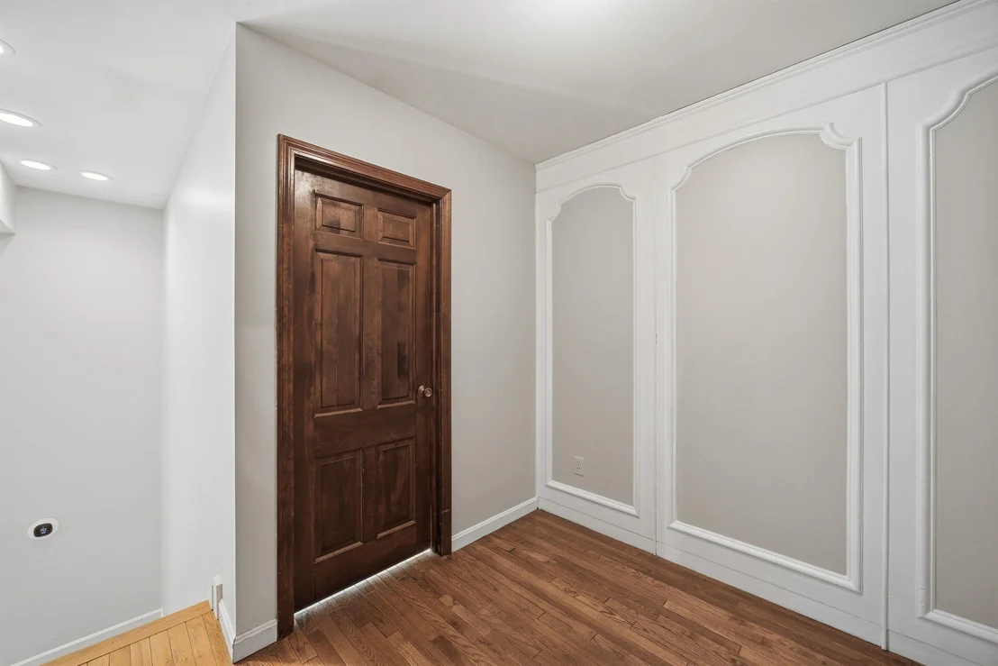 Photo of 135 Lower Straw