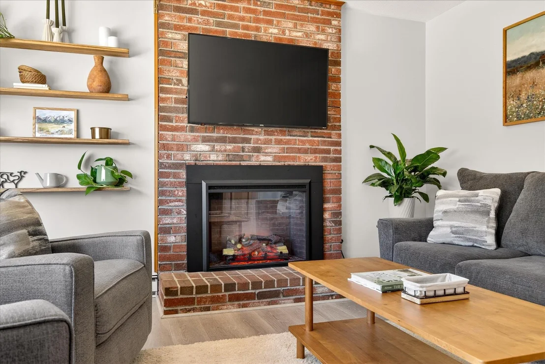 Photo of 681 Colonial