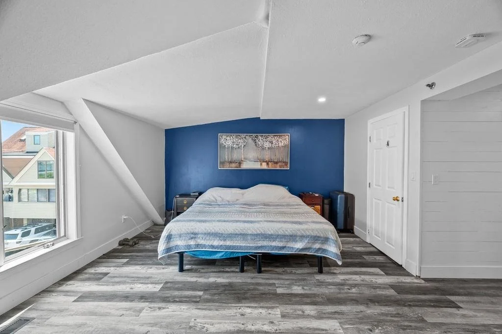 Photo of Unit 5 at 989 Ocean