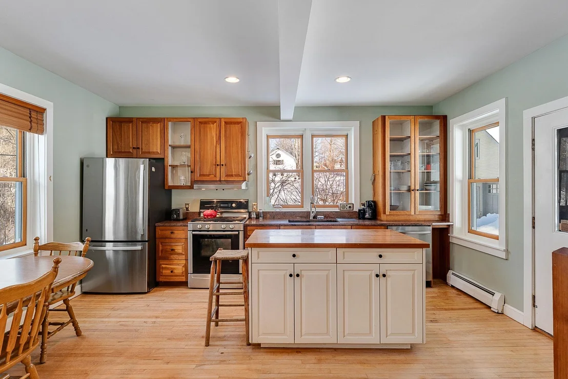 Photo of 565 Main