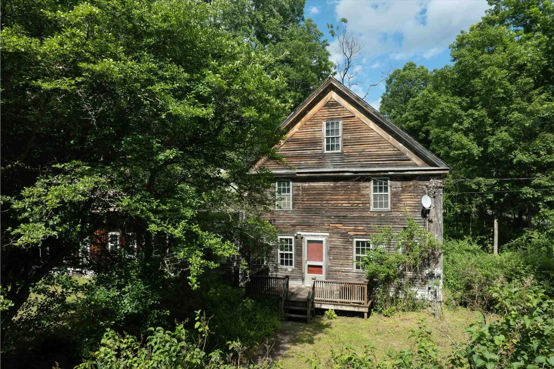 Photo of 225 River Road South