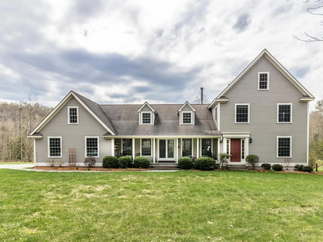 Photo of 880 Stonefence