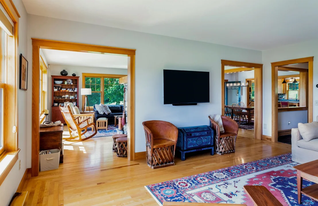 Photo of 947 Oak Hill