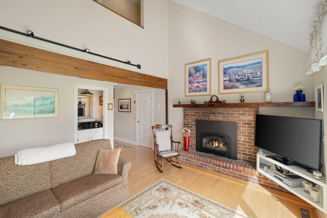 Photo of Unit 626627 at 24 Stoweflake Meadows