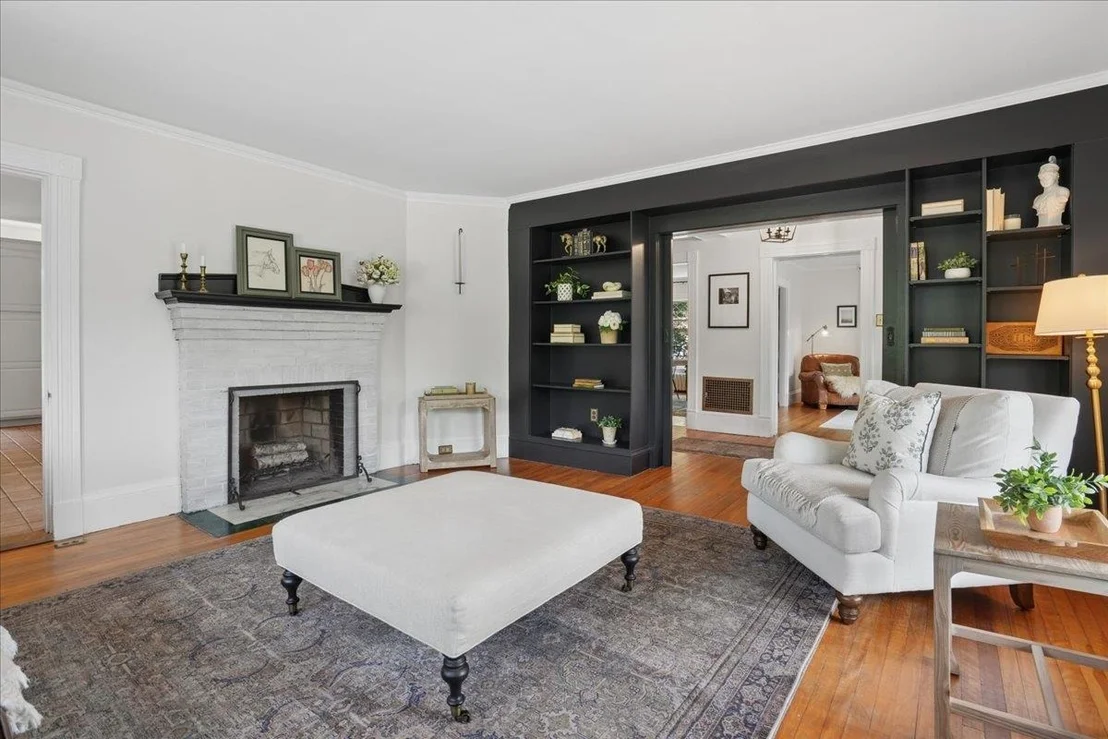 Photo of 102 East Broadway