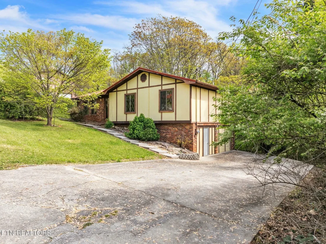 Photo of 2137 Highview Drive