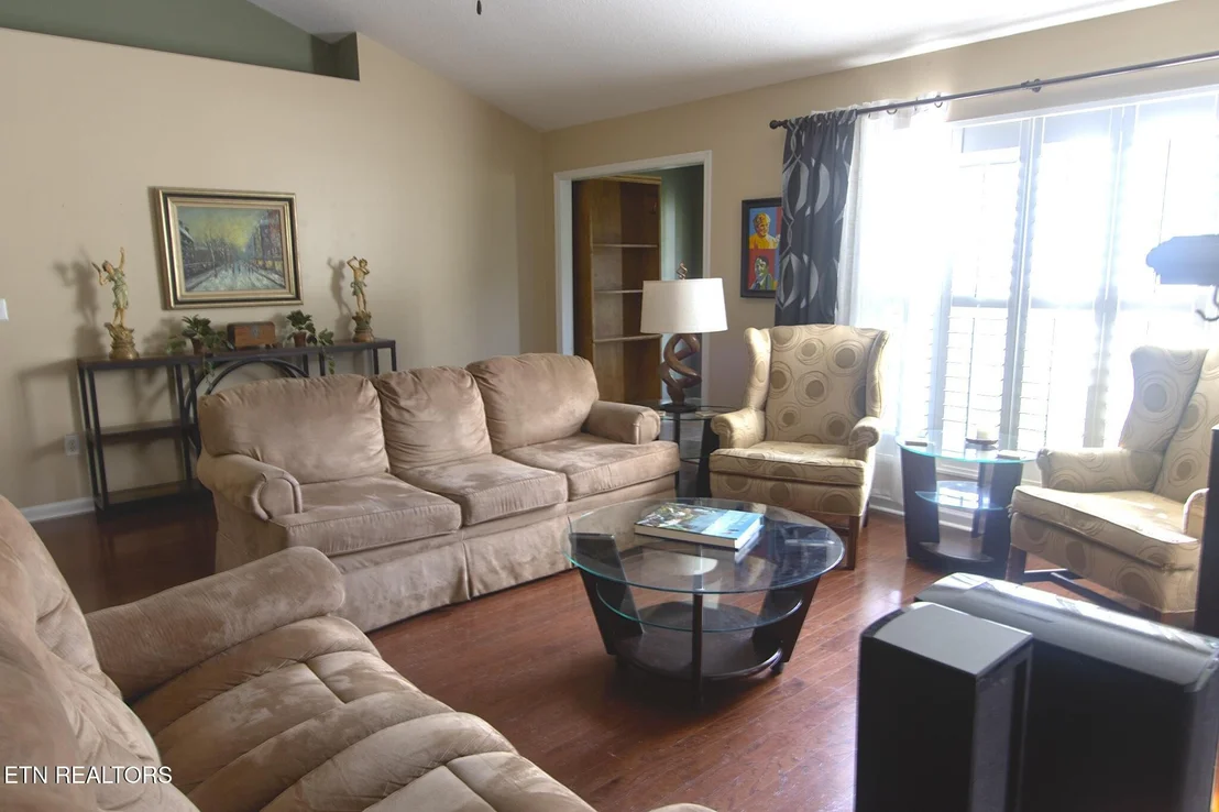 Photo of 1663 Maremont Rd