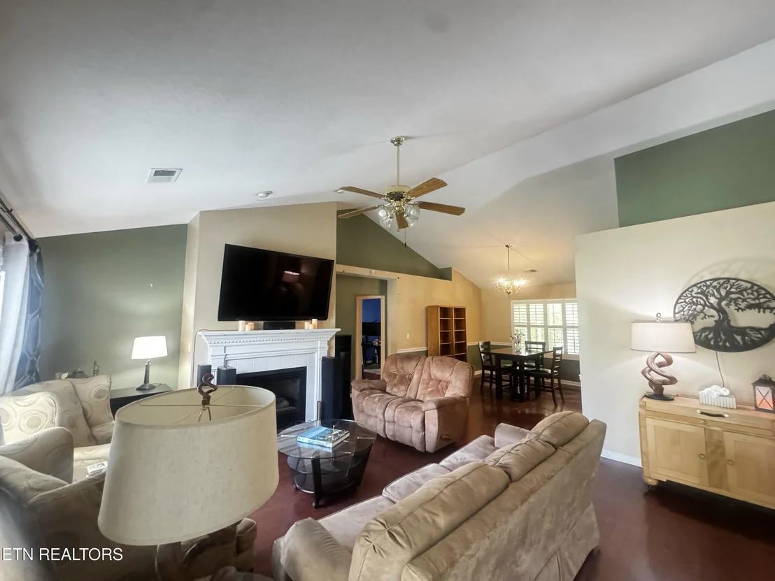 Photo of 1663 Maremont Rd