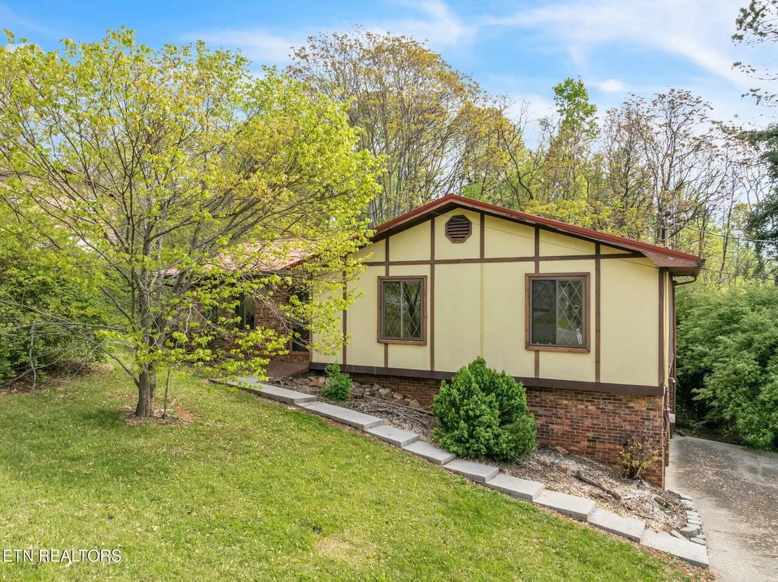 Photo of 2137 Highview Drive
