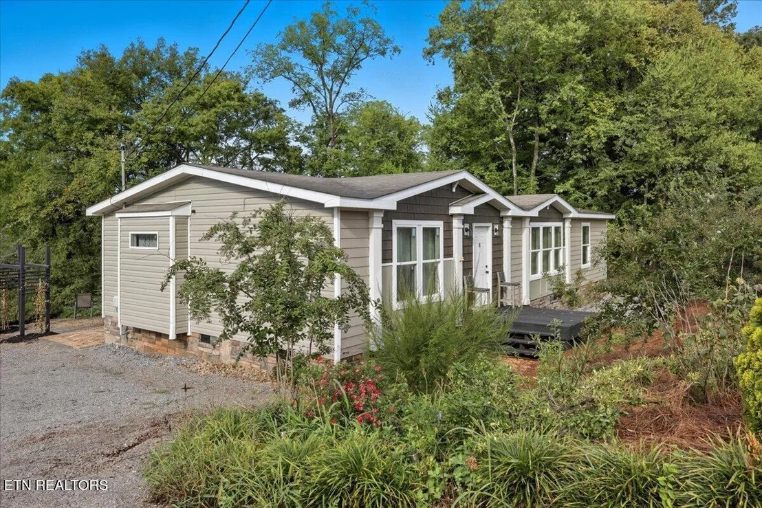 Photo of 340 Trigonia Rd