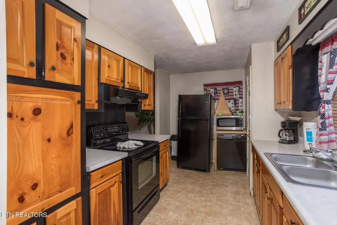 Photo of 170 Showplace Blvd