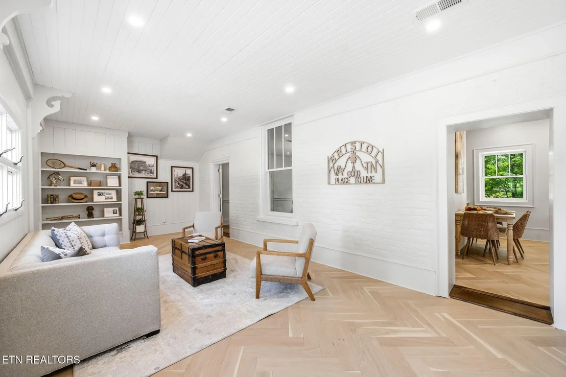 Photo of 240 Maplehurst Lane