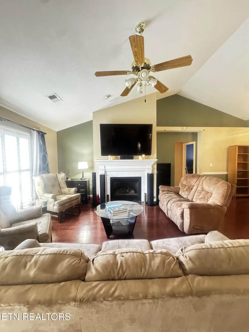 Photo of 1663 Maremont Rd