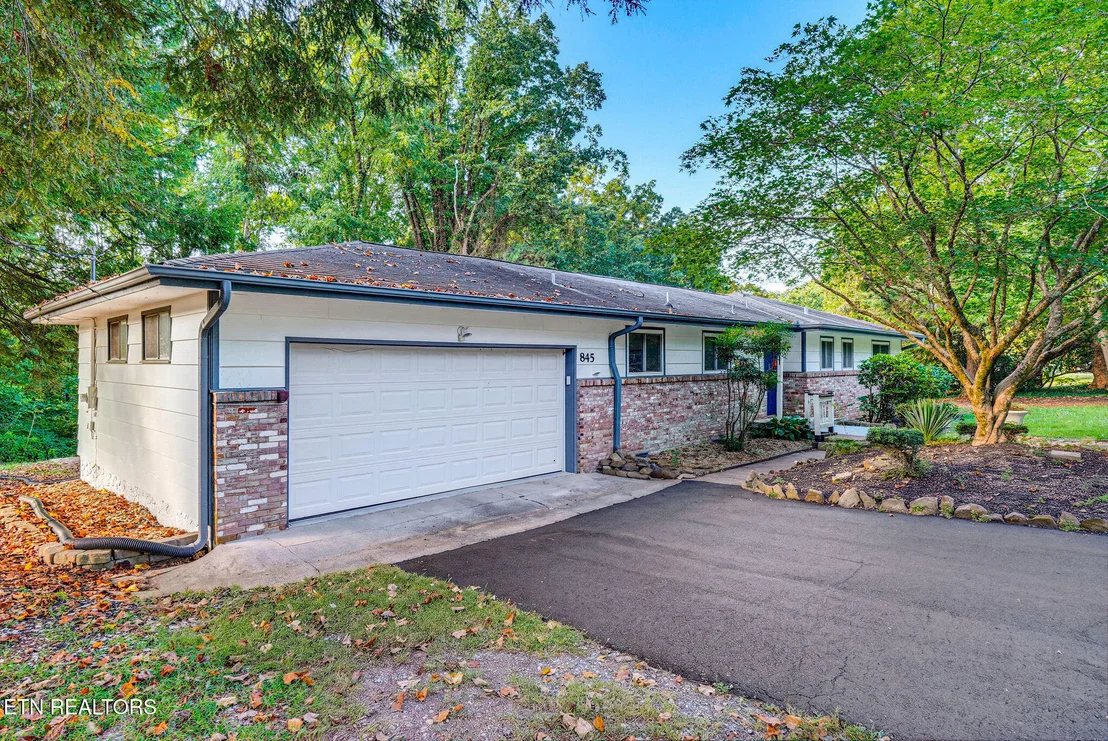Photo of 845 W Outer Drive
