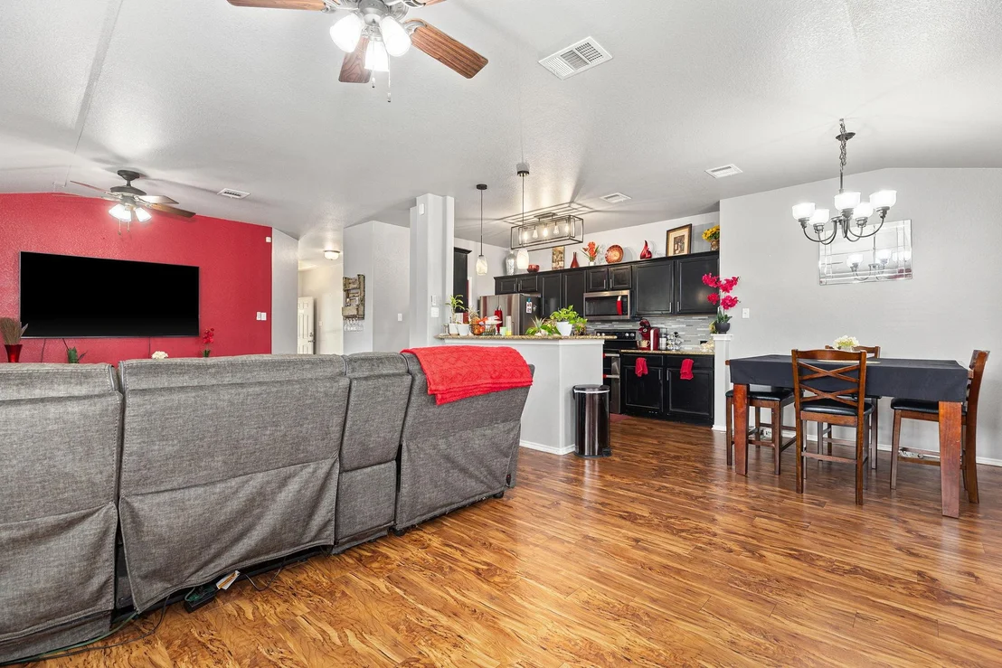Photo of 327 Comal RUN