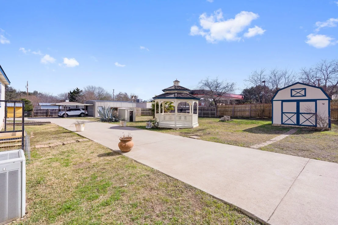 Photo of 502 E Pecan DR