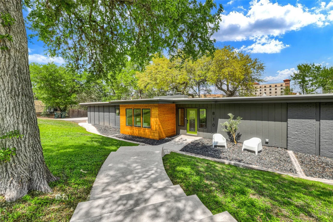 Photo of 810 N Loop ST