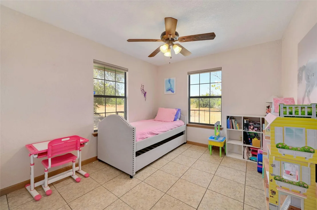 Photo of 525 River Oaks RD