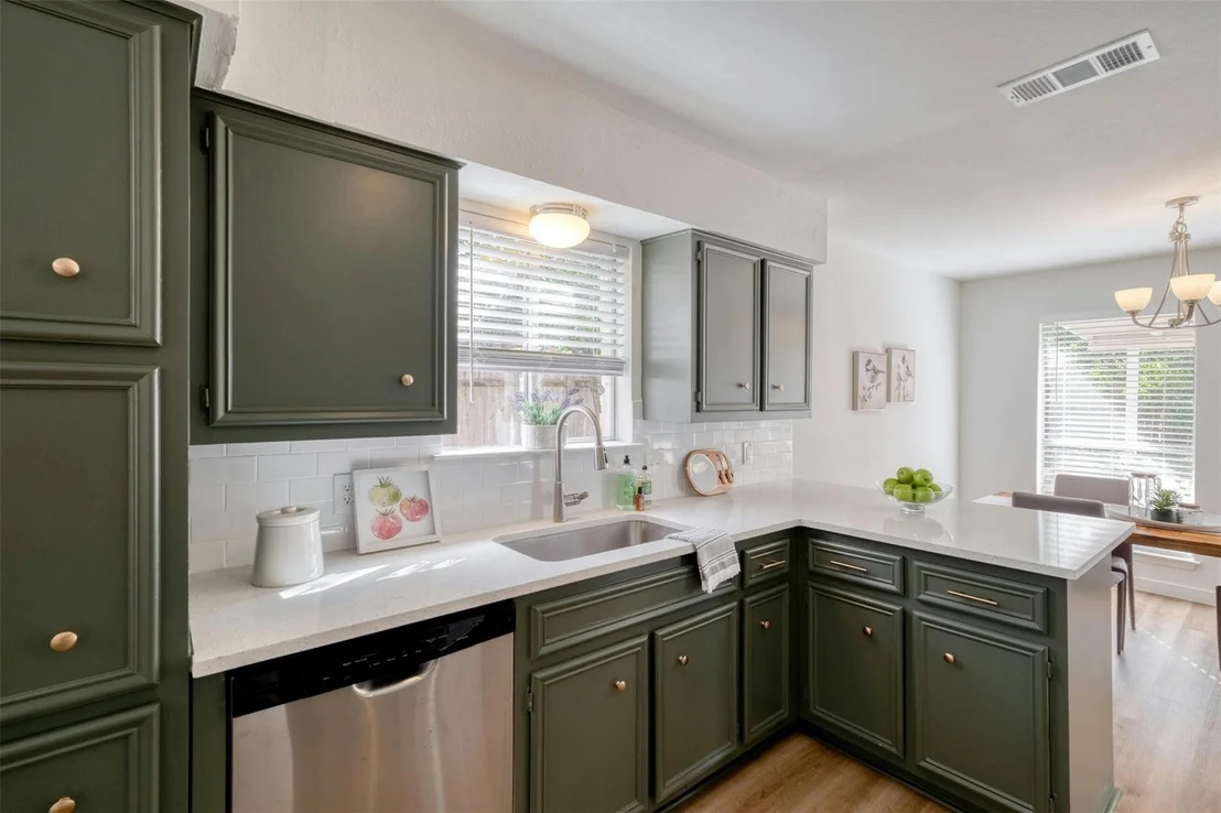 Photo of 1000 Spring Tree ST