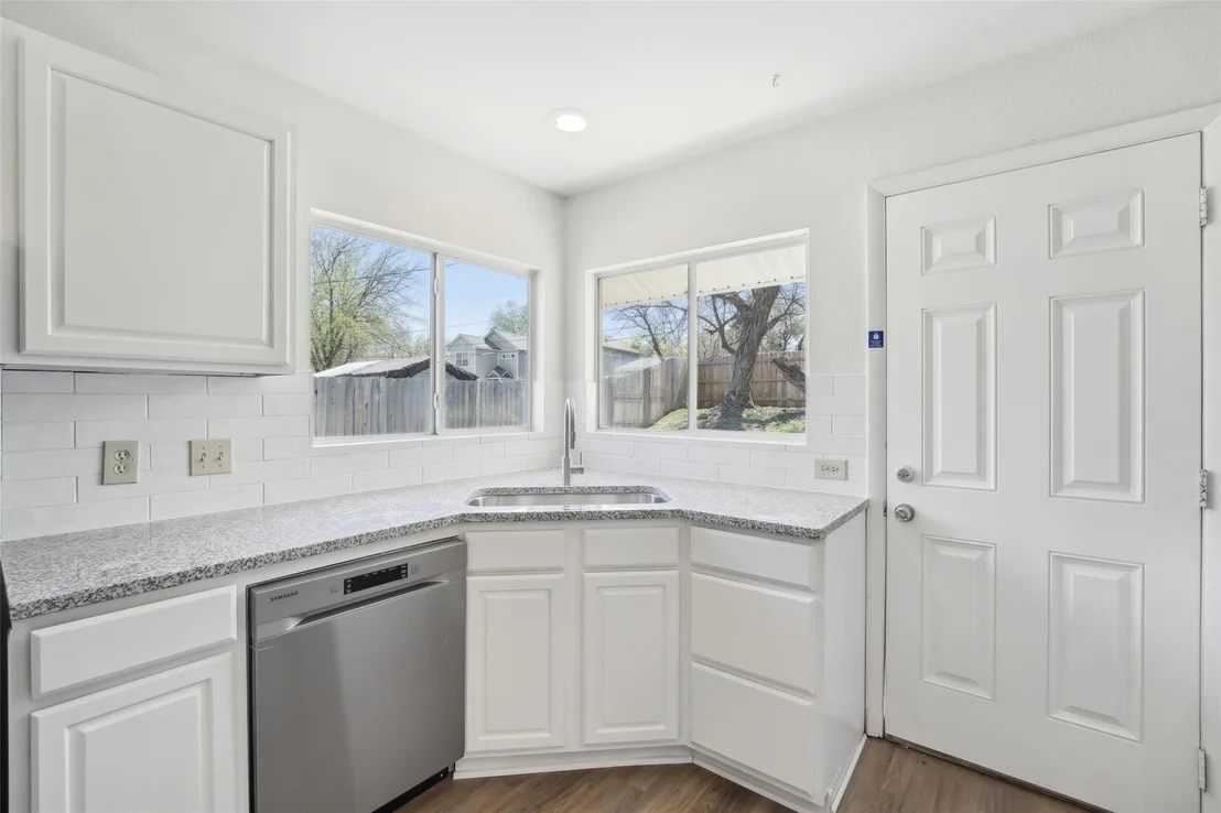 Photo of 3105 Lakeside DR