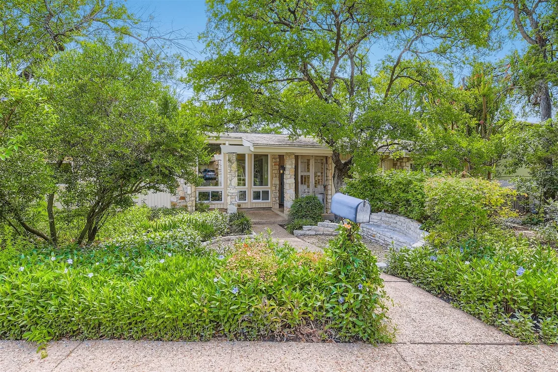 Photo of 1901 Cresthaven DR