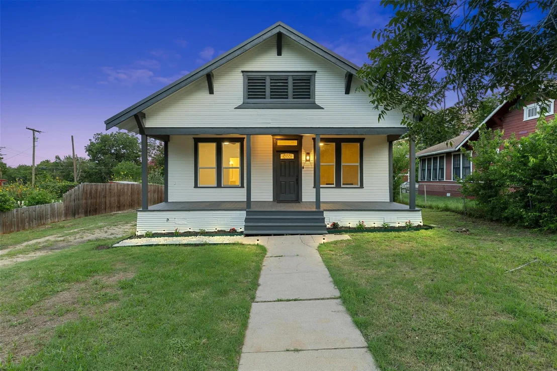 Photo of 707 W 7th ST