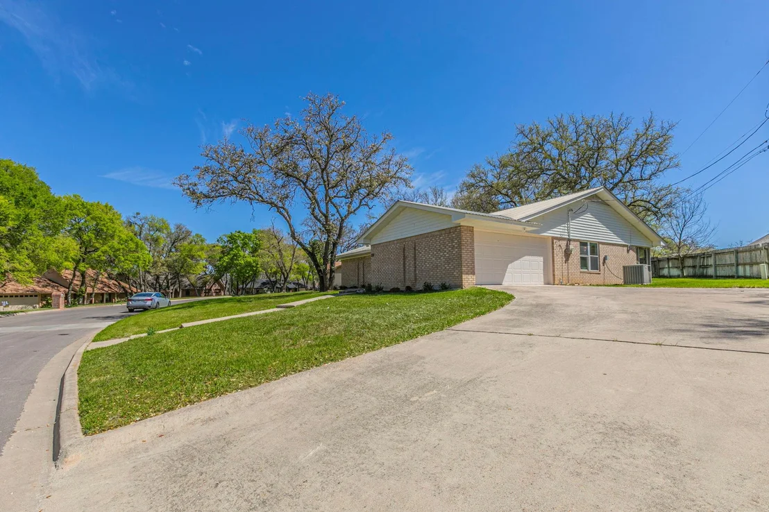 Photo of 3019 Summit DR