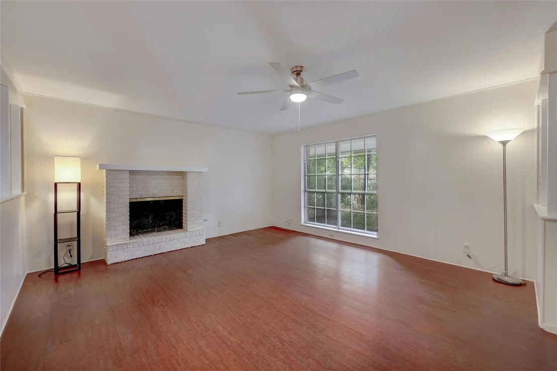 Photo of 900 River Oaks DR