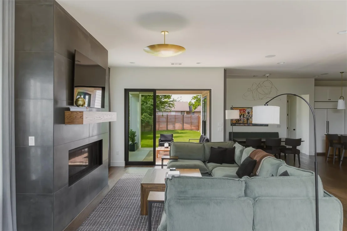 Photo of 705 W 10th ST